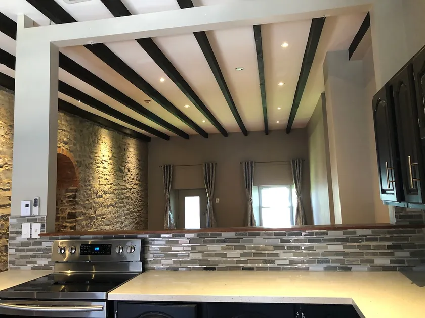 Charming Suite with Views of Lake Ontario - Image 1