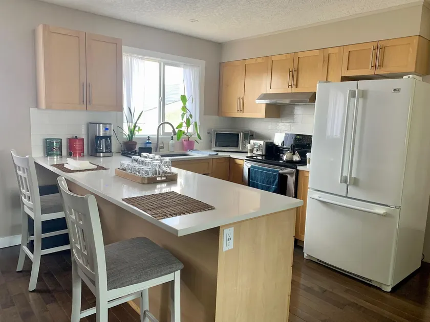 4 Bedroom Home 10 mins from the Airport - Image 1