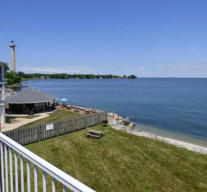 Top Floor Waterfront Put-in-Bay condo - Image 1