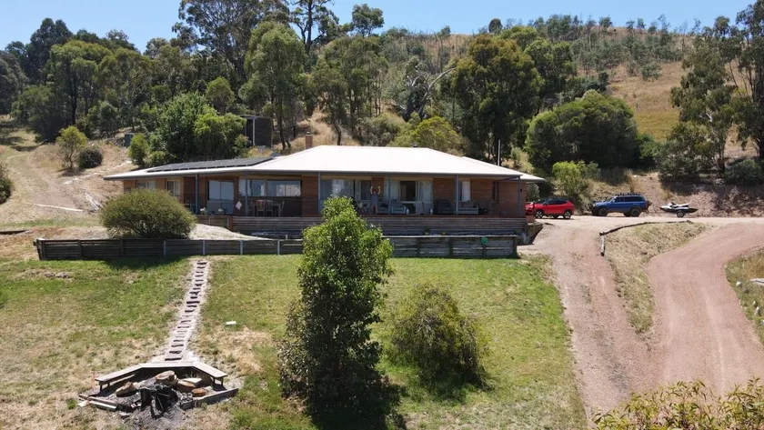 Sustainable retreat on 20 acres of lake hillside - Image 1
