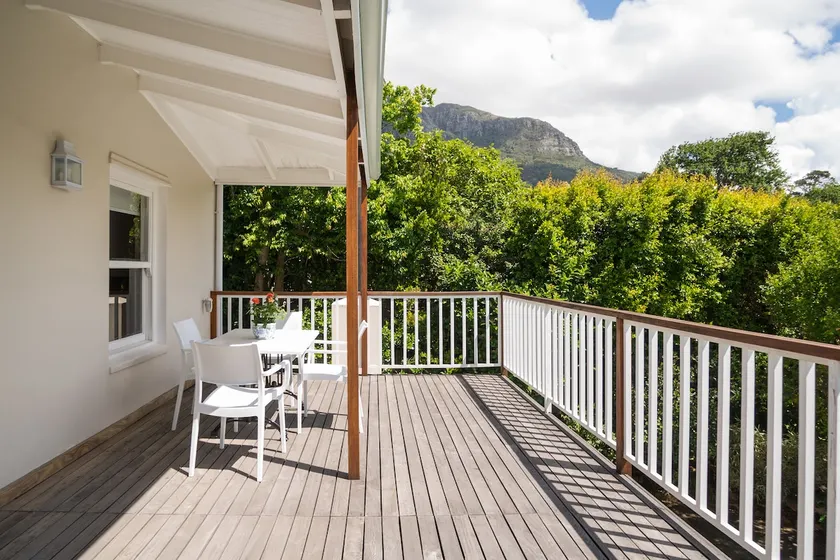 Luxury Apartment with Views of Table Mountain - Image 1