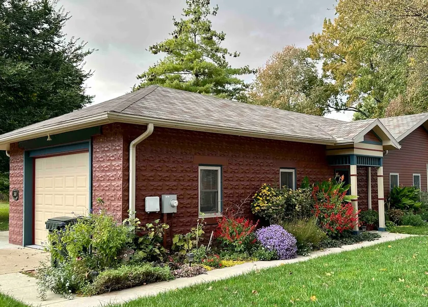 The Angel Carriage House in New Harmony - Image 1