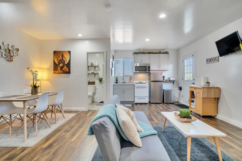 Chic Modern Studio Near LA & OC - Prime Location! - Image 1