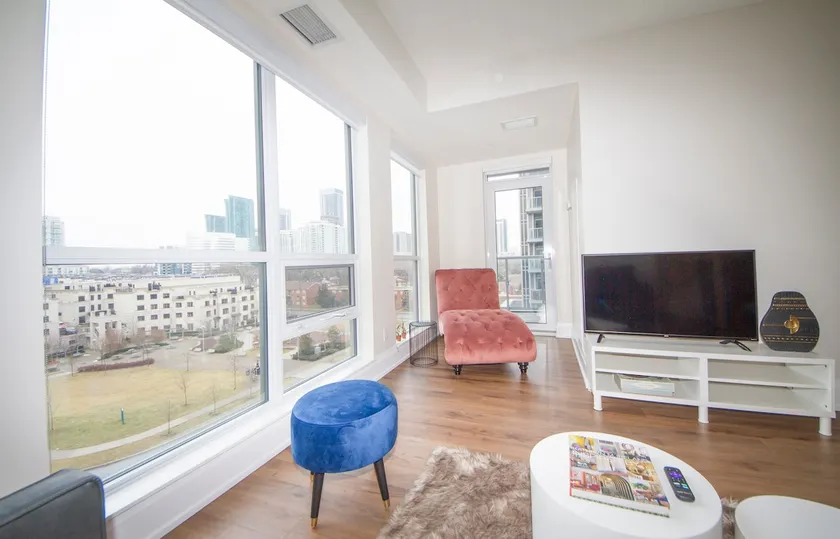 Bright 2 Bedroom + Parking close to 401 - Image 1