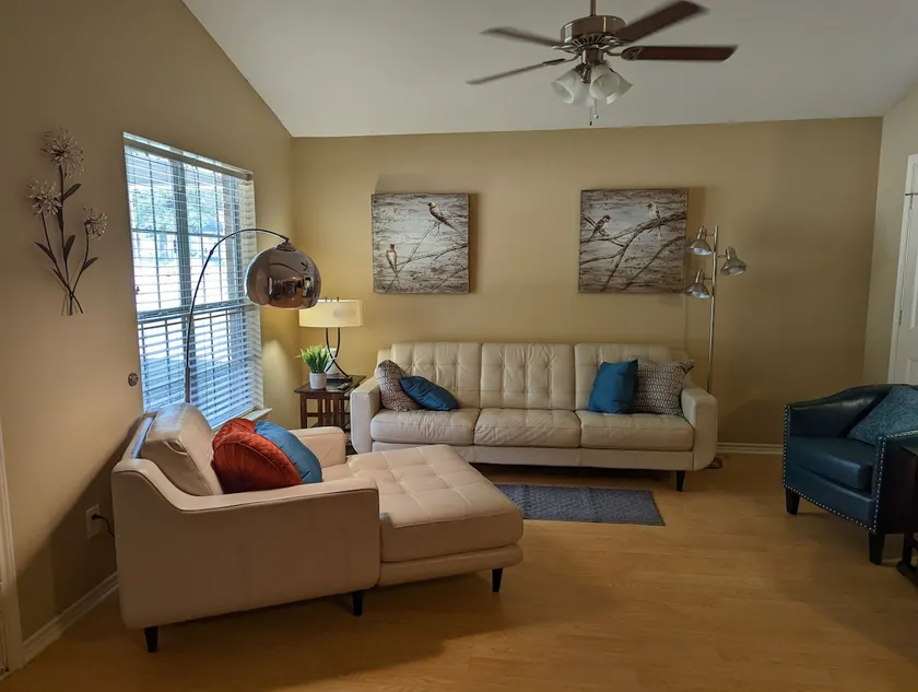 Centrally located comfortable eclectic home for 6. - Image 1