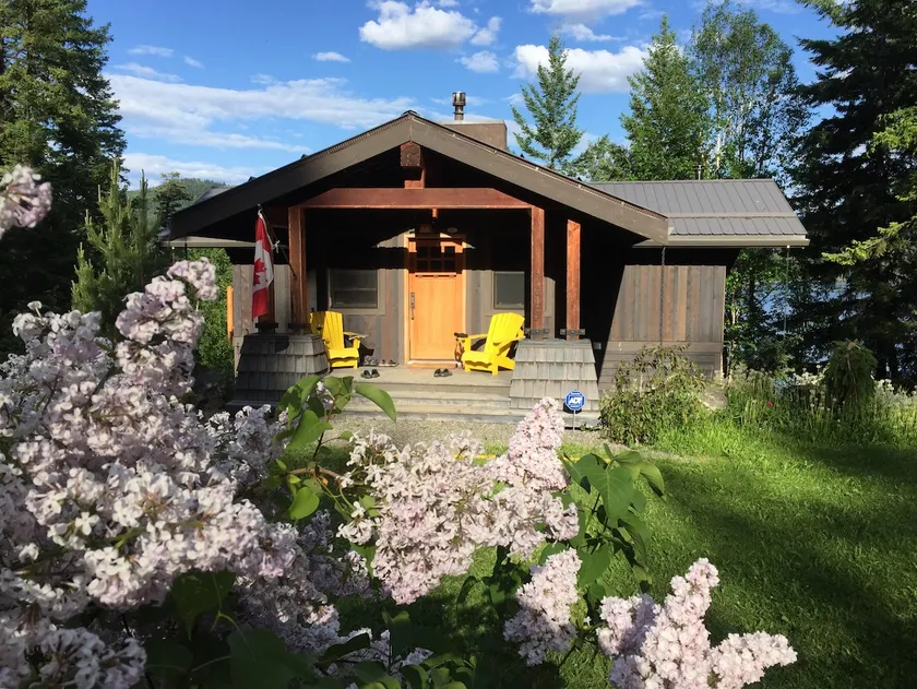Stunning Cottage on Canim Lake with Private beach - Image 1
