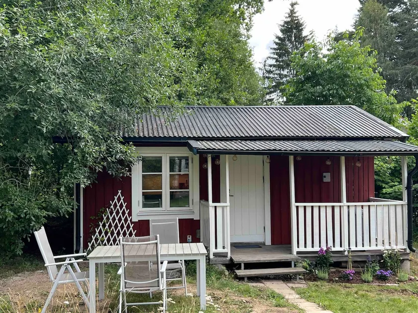 Small cozy guesthouse near lake. - Image 1