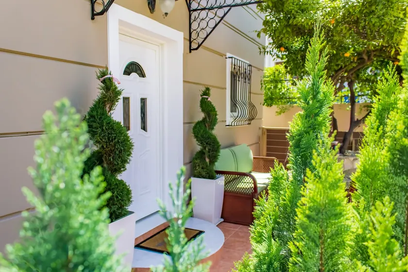 Villa de 2 chambres à Galatas avec un joli jardin - Image 1