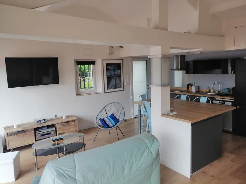 Bright, quiet, spacious 2-room apartment with terrace - Image 1