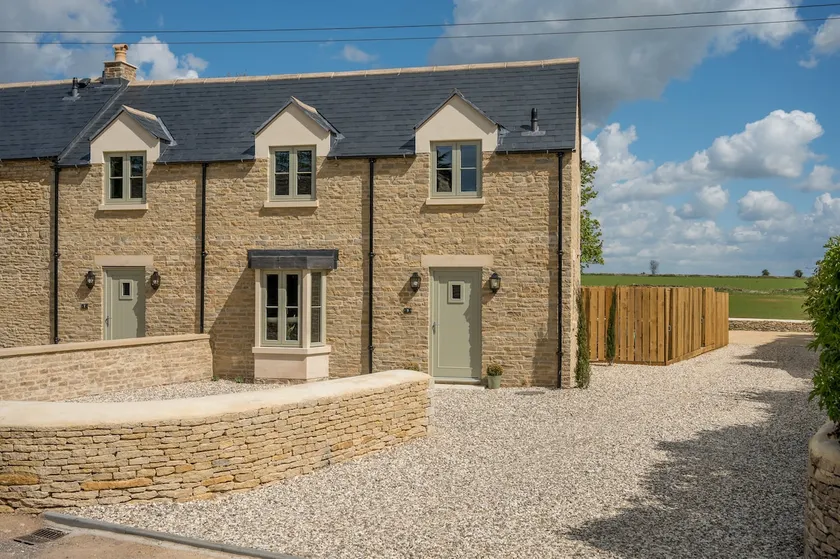 Designer Cotswold post house with external sauna - Image 1