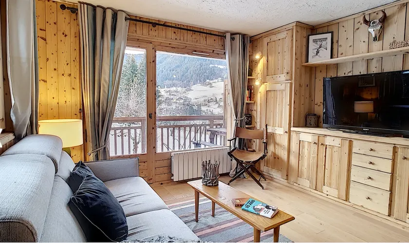 Quiet luxury apartment & outdoor space - Image 1