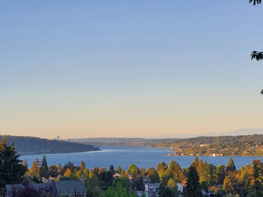 Family-Friendly Home Near Lake Washington - Image 1