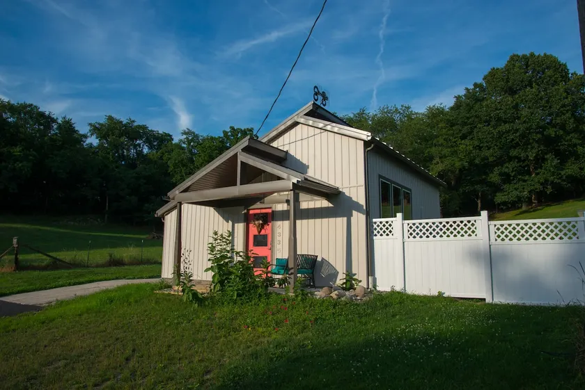 The Mod Pod. Dog friendly. Accommodates 2 guests - Image 1