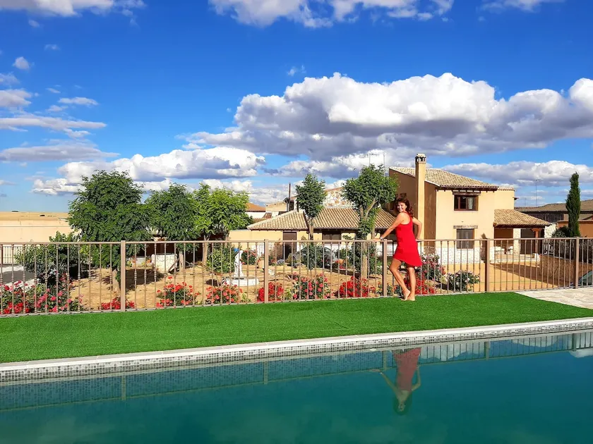 6 bedroom house with a swimming pool and large garden. - Image 1