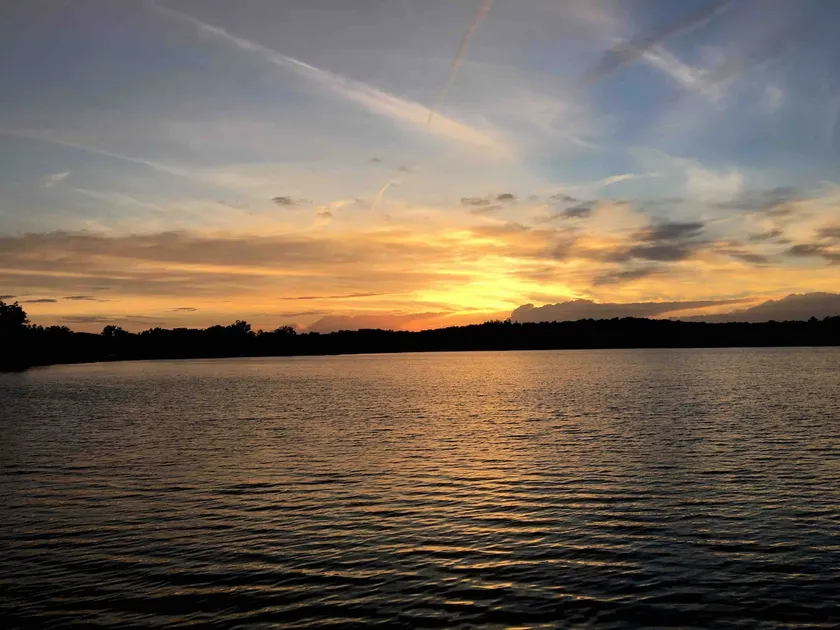 Lovely Lake property adjacent to GlacierHills Park - Image 1