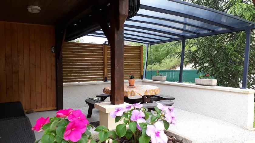 Air-conditioned cottage in Périgord Noir with indoor pool - Image 1
