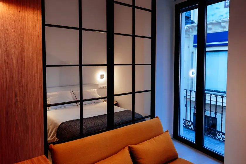 Carlos Apartments, Studio - Image 1
