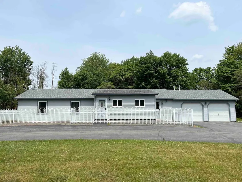 3 bedroom ranch home with backyard privacy - Image 1