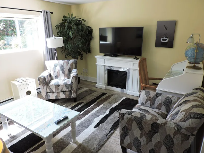 Private Brentwood Bay garden suite near marina. - Image 1