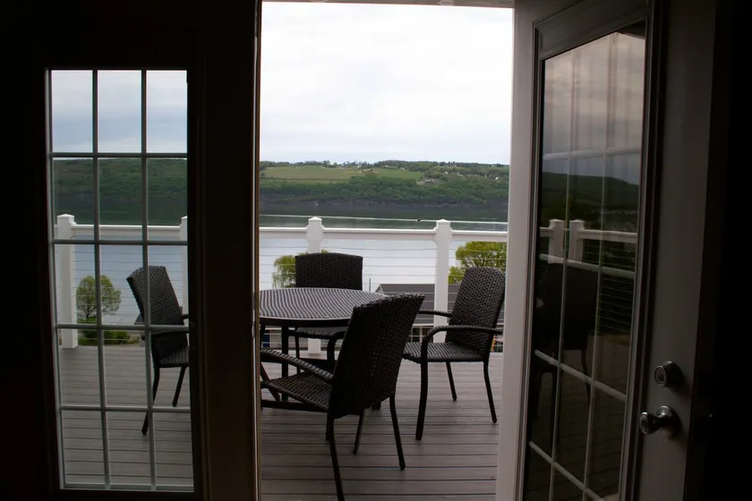 Sundeck 2 Bedroom Cottage with Lake View - Image 1