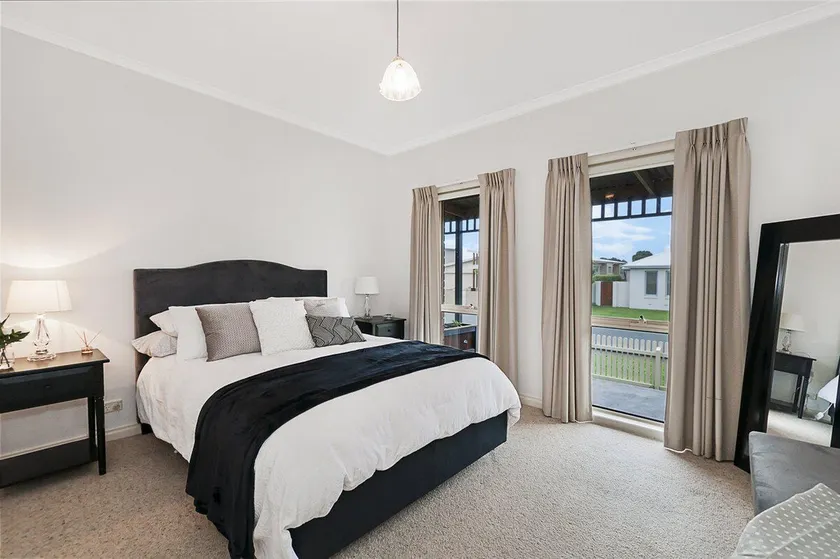 Guildford Cottage - Image 1