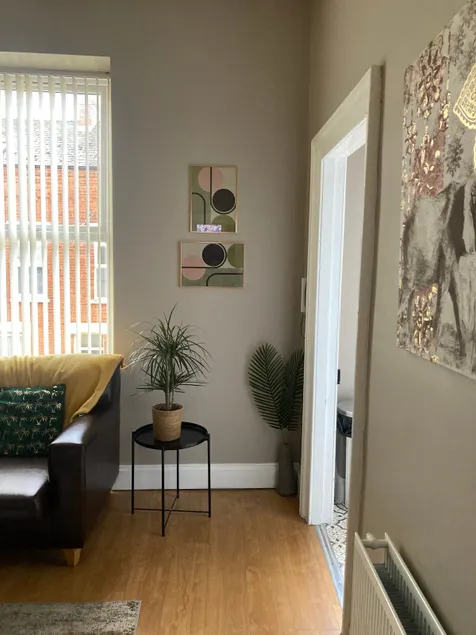 Modern apartment close to city centre - Image 1