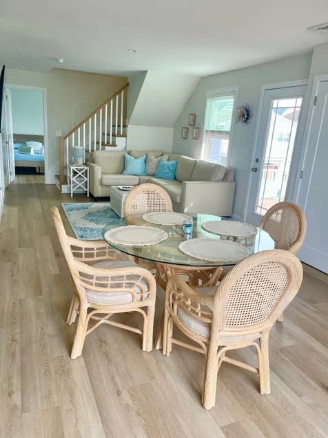 Bright 3 BR huge private deck 1.5 blocks to beach - Image 1
