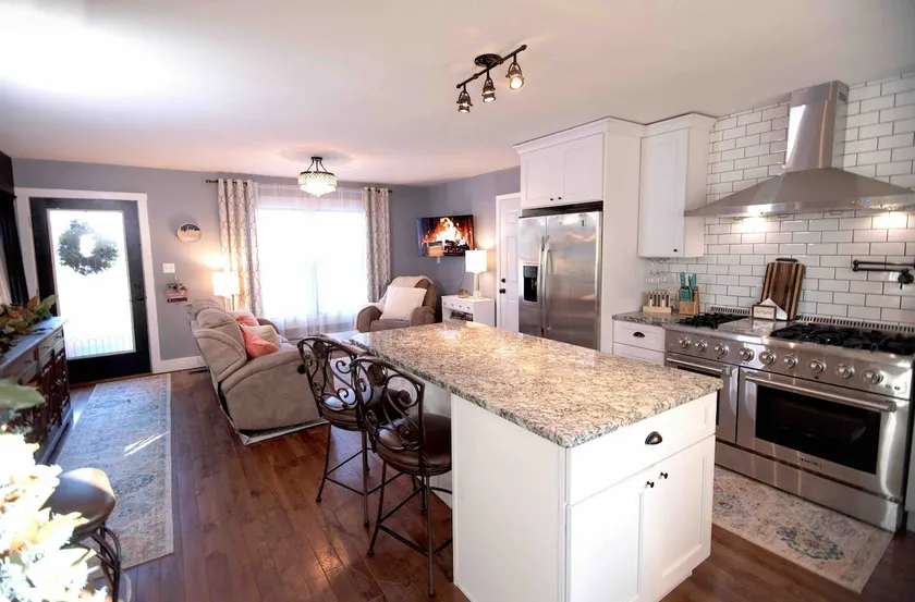 Lovely guest house with gourmet kitchen & King bed - Image 1