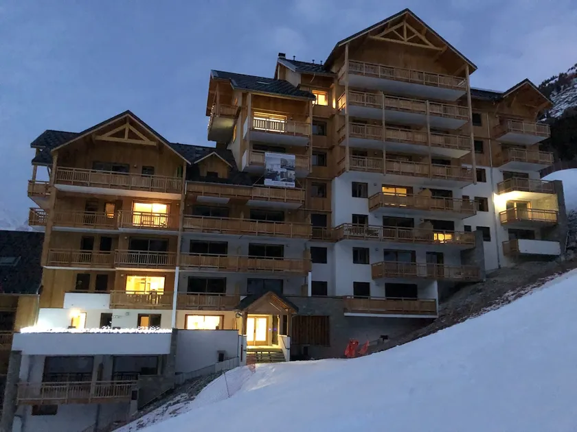 *NEW* Bellevue D’Oz Ski In Ski Out Luxury Apartment (8-10 Guests) - Image 1