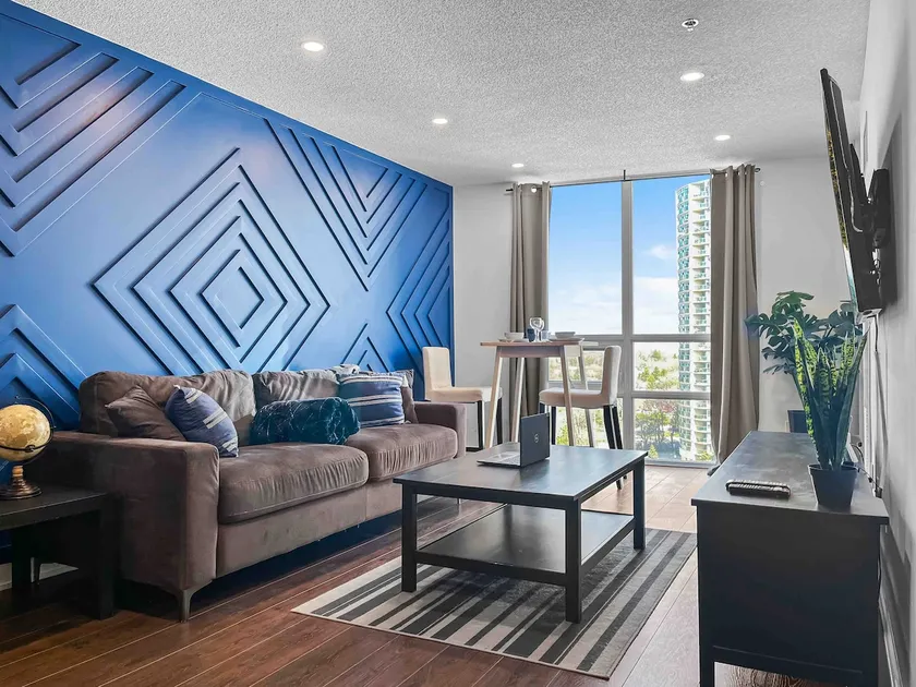Spacious Luxury Condo w. Free Parking in Toronto! - Image 1