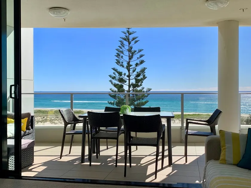 Kirra absolute beachfront luxury apartment - Image 1