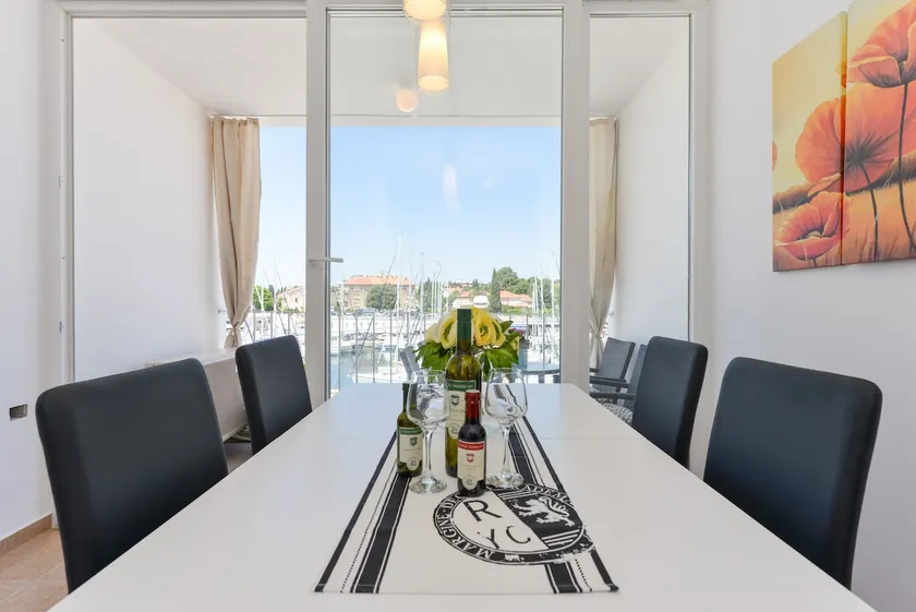 Apartment with view over the marina - 5 minutes from the old town - Image 1