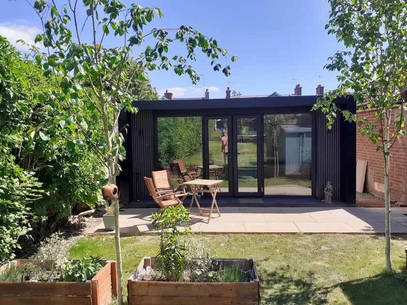 Self-contained bright private chalet with garden - Image 1