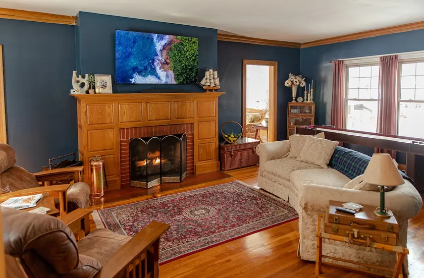 Historic 5bd House w/ Sunroom & 2 Fireplaces - Image 1