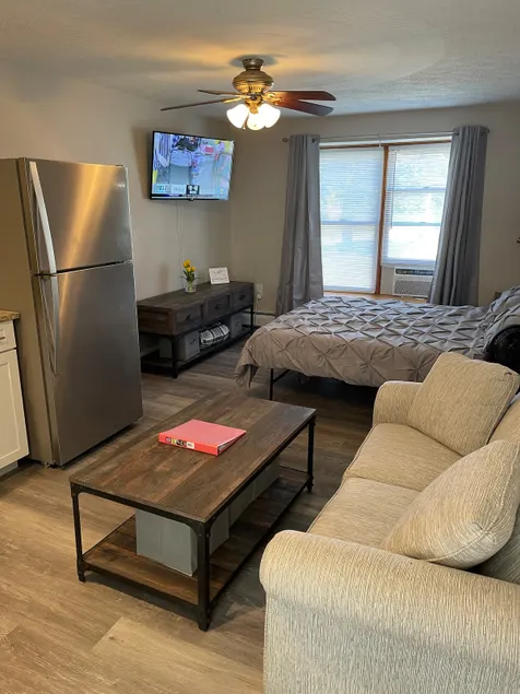 Cozy new efficiency close to beach and shopping - Image 1