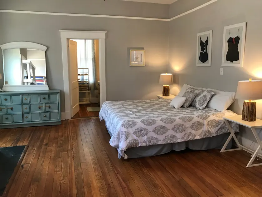 Lower Level Executive Rental in Victorian District - Image 1