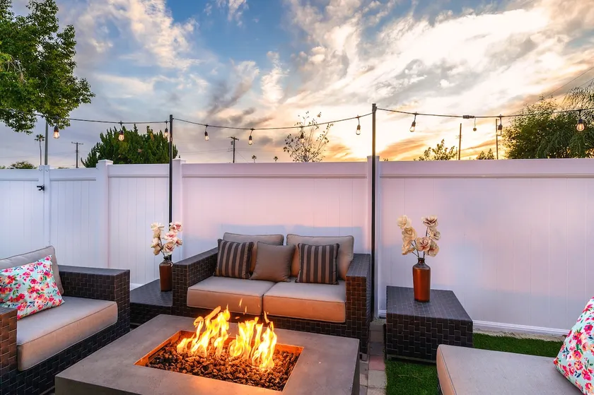 Riverside Downtown: Cozy Home with Fire pit&Games - Image 1