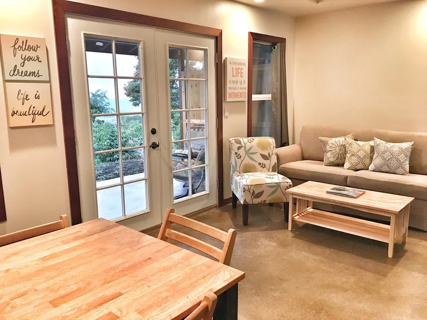 Holualoa Elua (clean, comfortable, Taxes included) - Image 1