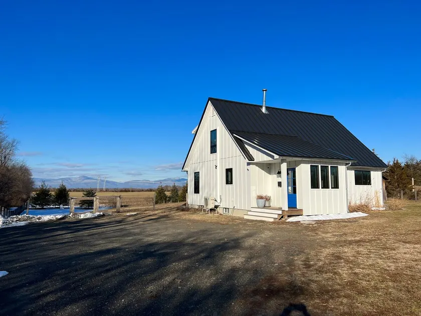 Newly Renovated - Modern - 2 Bdrms - Near Hudson - Image 1