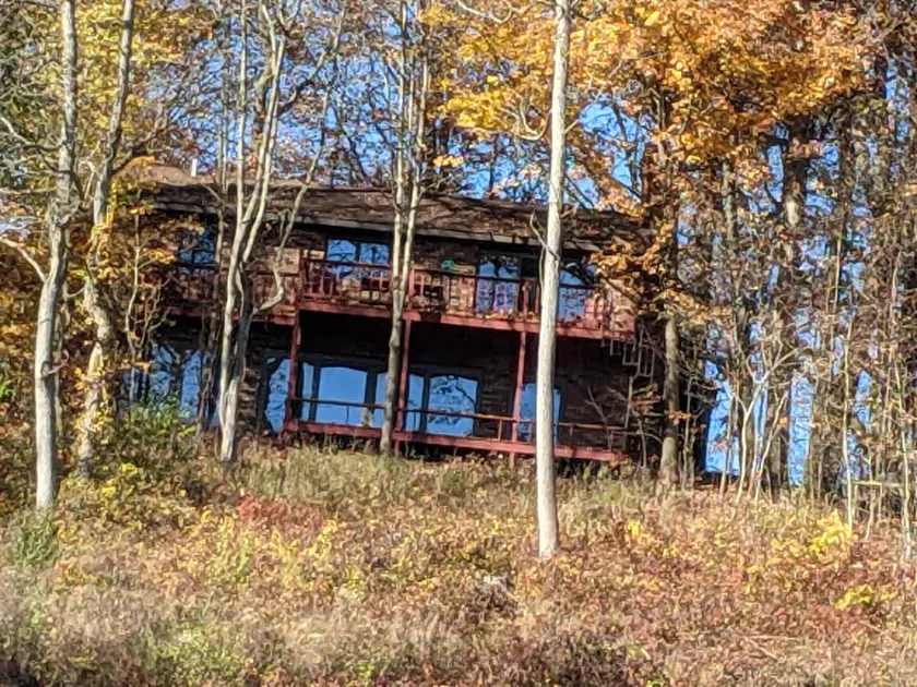 Secluded forest retreat with view - Image 1