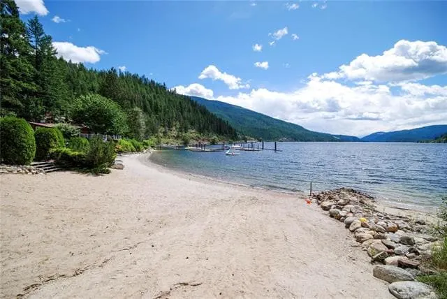 Waterfront cabin on popular Mara Lake in Shuswap. - Image 1