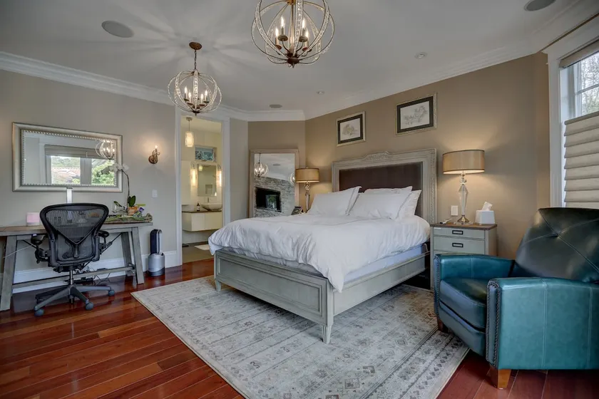 Ritz spa suite with steam shower and shared pool - Image 1