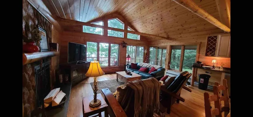 Lakefront Hemlock house on 3 acres, 5-Bdrm retreat on private lake, near casino - Image 1