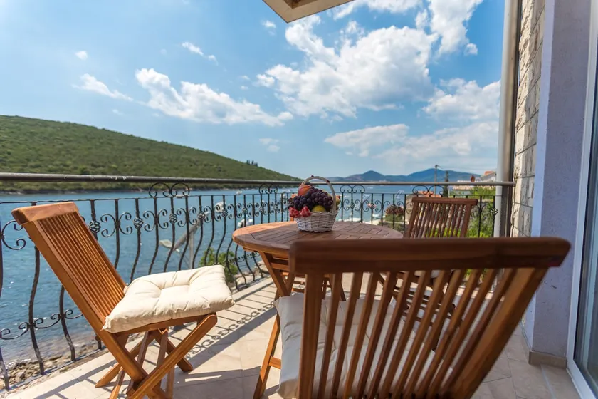 Beachfront 1 BR Apartment With Sea View - Image 1