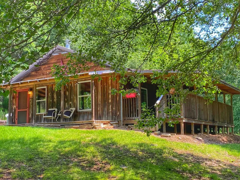 Cozy Cabin with an amazing deck and beautiful seasonal views of Lake Fort Smith! - Image 1