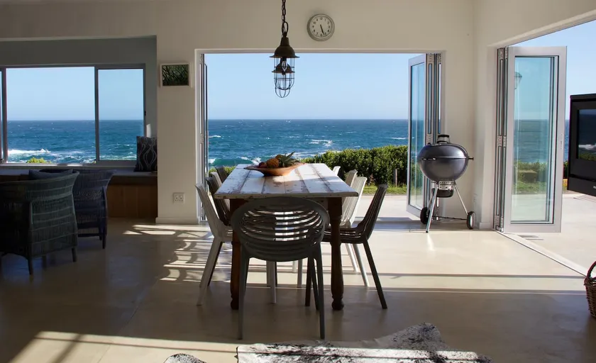 Seafront house with a view - Image 1