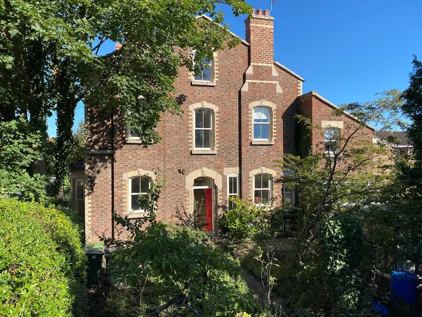 5 bedroom house with secure grounds - Image 1