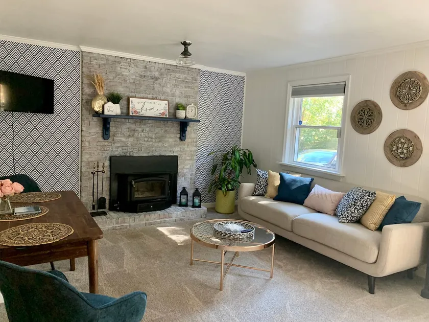 Private guest apt on creek w/ patio & fire feature - Image 1