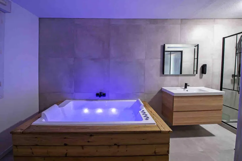 Jacuzzi 15 min from the center of Lyon 4 people - Image 1