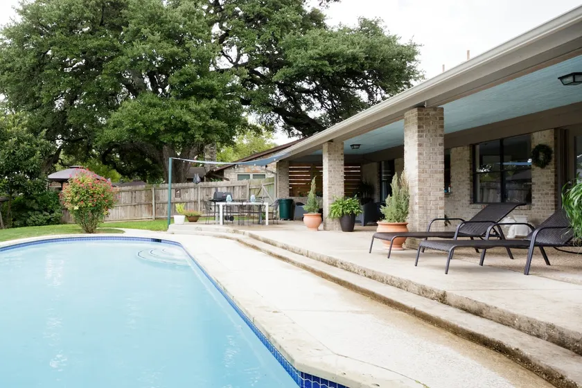 Entspannen Sie am Pool in einem luxuriösen Creekfront-Haus in Round Rock - Image 1